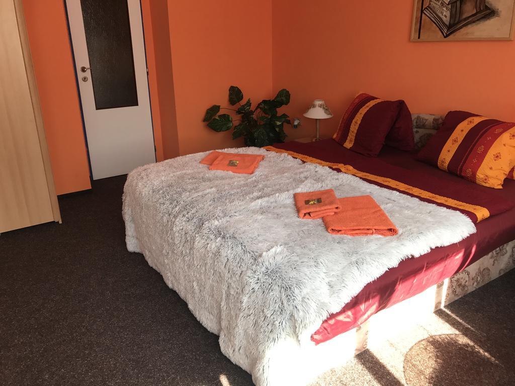 Hotel Bohemia Йичин Экстерьер фото