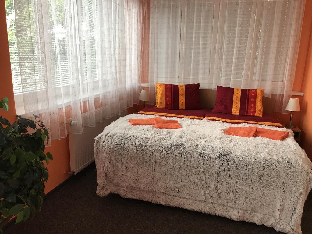 Hotel Bohemia Йичин Экстерьер фото