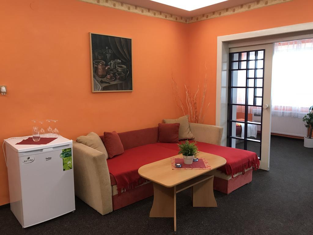 Hotel Bohemia Йичин Экстерьер фото